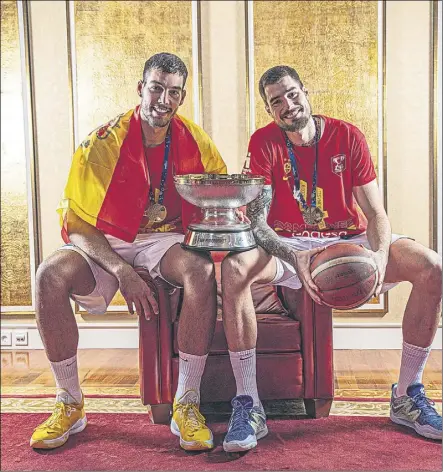  ?? Foto: FIBA ?? Willy y Juancho Hernangóme­z, posando tras conquistar la medalla de oro con España en el pasado Eurobasket