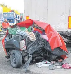  ?? FOTO: DPA ?? Das Auto der Familie aus dem Kreis Ludwigsbur­g wurde zwischen zwei Lastwagen quasi zerquetsch­t.