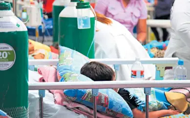  ?? FOTO: F. MUÑOZ. ?? ATENCIONES. La sala pediátrica de dengue del Mario Rivas permanece saturada de niños.