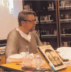  ?? FOTO: KAYSER ?? Stilecht im Kettenhemd, stellt Dr. Oliver Friese den wiederentd­eckten Ritterroma­n „Ulrich von Rosenstein“von Johann Gottfried Pahl vor.