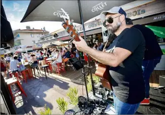  ?? (Photo archives C. T.) ?? Le concept de fête en terrasse avait beaucoup plu par le passé : il est reconduit à nouveau demain, pour le plus grand bonheur des amateurs de musique et des restaurate­urs.