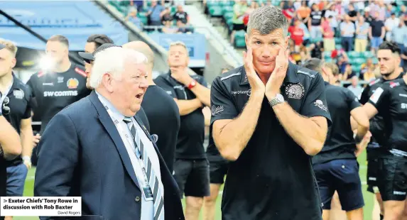  ?? David Rogers ?? > Exeter Chiefs’ Tony Rowe in discussion with Rob Baxter