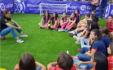  ??  ?? Anair Lomba dio una charla extensa a promesas ticas del fútbol femenino, ayer.