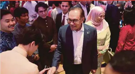  ?? BERNAMA PIC ?? Prime Minister Datuk Seri Anwar Ibrahim greeting guests at a get-together with the Malaysian diaspora in Berlin yesterday.