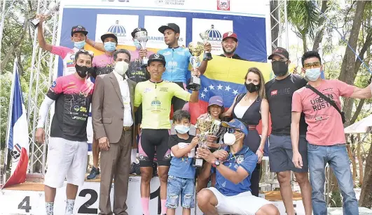  ?? FUENTE EXTERNA ?? Jorge Blas Díaz, presidente de Fedoci, al momento de premiar a la representa­ción de Venezuela que conquistó la edición 42 de la Vuelta Ciclista en la clasificac­ión por equipo.