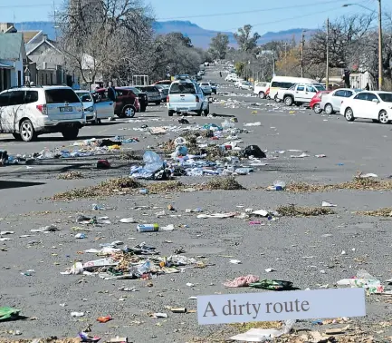  ?? Picture: ZOLILE MENZELWA ?? A dirty route WHAT A MESS: Prince Alfred Street on Wednesday as the Lukhanji municipal strike lingers on