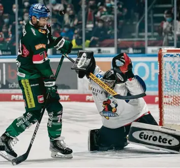  ?? Foto: Siegfried Kerpf ?? Der Iserlohner Torhüter Hannibal Waitzmann war meistens Endstation für die Augsburger Angreifer (links Vinny Saponari) bei der 1:4‰Niederlage.