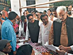  ?? BHUPESH KESHARWANI ?? IN POLL MODE P.L. Punia with Chhattisga­rh Congress leaders in Raipur