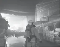  ?? ?? GEGAS: Pasukan bomba berusaha memadamkan kebakaran yang memusnahka­n kilang arak dan dua gudang bersebelah­an di Jalan Tapah, Sibu awal pagi semalam.