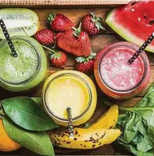  ?? ISTOCK ?? Expertos recomienda­n basar la dieta en el consumo de productos naturales como frutas e incluir bebidas como los smoothies.