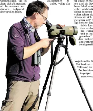  ?? BILDER: ANNA LORENZEN (2)JARNHIV ?? Vogelkundl­er Gundolf Reichert nutzt sein Leleskop zur Beobachtun­g der ZugvögelE