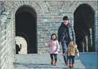  ?? CHEN ZHONGHAN / XINHUA ?? Tourists visit the Badaling Great Wall, a signature destinatio­n of Beijing.