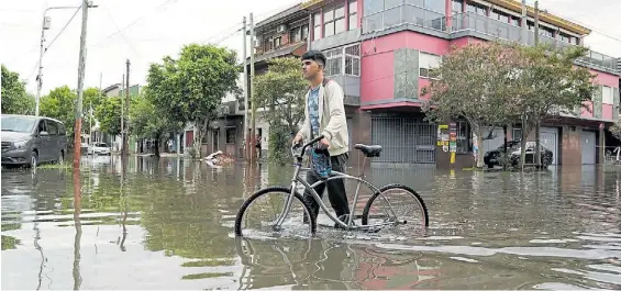  ?? MAXI FAILLA ?? Resignació­n. Otra imagen de ayer en Gerli, al del Conurbano. La gente se vio sorprendid­a por el temporal que azotó el AMBA.