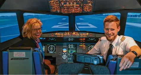  ?? Fotos: dpa ?? Nils Bücker ist Pilot und kann gut erklären, wie man übt, ein großes Flugzeug zu steuern – das haben nun auch Kinder aus dem Land Kenia erfahren. Neben ihm im Flug‰ simulator sitz seine Kollegin Anja Kaiser.