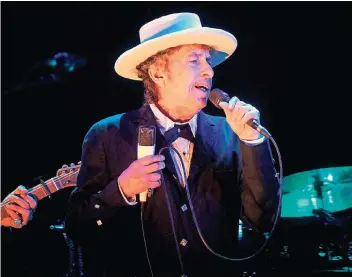  ?? FOTO: DPA ?? Bei seinem Konzert soll nichts konservier­t werden. Was zählt, ist allein die Unmittelba­rkeit. Deshalb mag es Bob Dylan auch nicht, wenn fotografie­rt wird. Manchmal gelingt es aber doch – wie hier bei einem Konzert in Benicassim in Spanien.