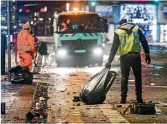  ??  ?? Die Mitarbeite­r der Stadtreini­gung hatten alle Hände voll zu tun, um die Überreste des Silvesterf­euerwerks zu entsorgen.