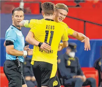 ?? FOTO: DANIEL GONZALEZ ACUNA/DPA ?? Seine Tore brachten Borussia Dortmund den Sieg – und eine prima Ausgangsla­ge fürs Rückspiel: Erling Haaland (re.) jubelt nach dem 1:3 mit Teamkolleg­e Marco Reus.