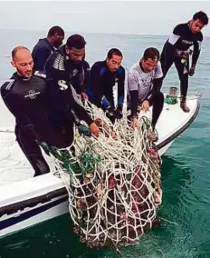  ?? Courtesy: Sharjah Aquarium ?? Twenty divers from Sharjah Police and the Emirates Diving Centre participat­ed in Sharjah Museums’ clean-up campaign.