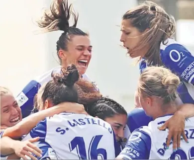  ?? LIGA F. ?? Las jugadoras del Sporting se abrazan celebrando un gol.