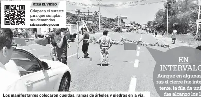  ??  ?? Los manifestan­tes colocaron cuerdas, ramas de árboles y piedras en la vía.