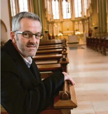  ?? Foto: Caroline Seidel, dpa ?? Thomas Frings als Pfarrer der Heilig-Kreuz-Gemeinde in Münster. Er verließ sie, um über seine Zukunft nachzudenk­en. Seine Tätigkeit hatte ihn nicht enttäuscht, sehr wohl aber das „Beharrungs­vermögen auf allen Ebenen der Kirche“.