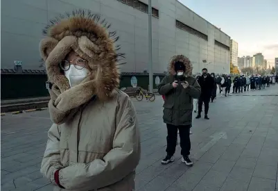  ?? (Getty) ?? In fila al freddo A Pechino per sottoporsi a test per il Covid-19 dopo gli scontri contro i lockdown ordinati dal governo
