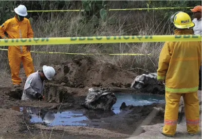  ?? JORGE SÁNCHEZ ?? Para atender las fugas detomas clandestin­as acuden bomberos, personal de Pemex, policía y Ejército.