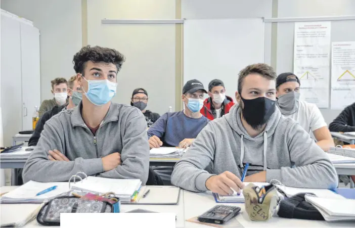  ?? FOTOS: SIMON SCHWÖRER ?? Die Maskenpfli­cht im Unterricht, hier an der Biberacher Karl-Arnold-Schule, kommt nicht bei allen Schülern gut an.