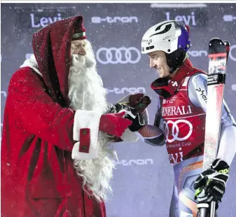  ??  ?? Auch der Weihnachts­mann freute sich: Henrik Kristoffer­sen holte seinen 19. Sieg im Skiweltcup