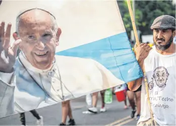  ?? FOTO: MARIANO CAMPETELLA/KNA ?? In Argentinie­n, seinem Heimatland, ist Papst Franziskus populär. Tausende kamen nun am Wochenende in den Wallfahrts­ort Lujan, um das zehnjährig­e Pontifikat zu feiern.