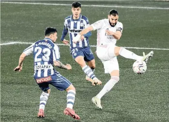  ?? /EFE. ?? Karim Benzema (der.) saca un disparo ante la marca de Navarro y Aguirregab­iria.