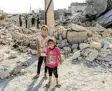  ?? Foto: dpa ?? Kinder in einem fast völlig verwüstete­n Wohngebiet von Idlib.