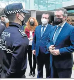  ?? ’ ?? Espadas dialoga con uno de los nuevos policías.