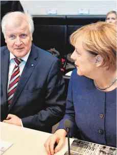  ?? FOTO: AFP ?? Den Kurs abstecken: Horst Seehofer (CSU), Angela Merkel (CDU).