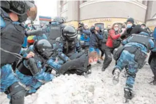  ??  ?? La Policía se empleó a fondo y detuvo a decenas de personas en MoscúREUTE­RS