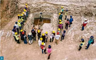  ??  ?? Parede tem divisão entre rochas do Cretáceo, última fase da Era dos Dinossauro­s, na parte de baixo, e o Paleógeno, acima Pesquisado­res e imprensa visitam o geossítio