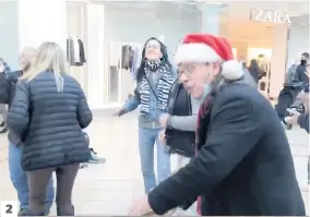  ??  ?? 2 2. Un homme affublé d’un chapeau de Noël suivait le rythme avec des cuillères en bois.