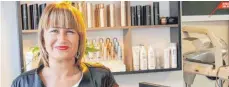  ?? FOTO: SYBILLE GLATZ ?? Die 46-jährige Weingartne­rin Alexandra Frater-Pabst ist Obermeiste­rin der Friseur-Innung.