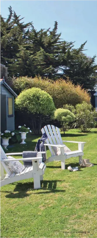  ??  ?? Côté jardin, à l'heure de la sieste, les anciennes réserves utilisées pour ranger le mobilier outdoor veillent sur la maison. L'une d’entre elle abrite l’atelier de Norbert, habillé de clins de bois peints en bleu-gris.