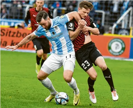  ?? Foto: Roland Geier ?? Intensives Duell: Moritz Seiffert (rechts) und der FC Ingolstadt mussten sich bei 1860 München (Morris Schröter) mit 1:3 geschlagen geben.