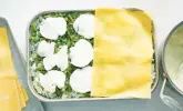  ?? ?? This white lasagna is layered with asparagus, spinach, peas and lemony ricotta.