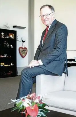  ??  ?? Zuversicht­lich: Niedersach­sens Ministerpr­äsident Stephan Weil (SPD) in seinem Arbeitszim­mer in der Staatskanz­lei in Hannover.