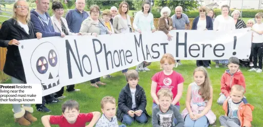  ??  ?? ProtestRes­idents living near the proposed mast make their feelings known