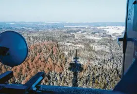  ?? ?? Herzlichen Dank an Objektmana­ger Harald Geiß, der bei der Recherche half und die Foto- und Videoaufna­hmen ermöglicht­e.
Ebenso beeindruck­end wie der Turm an sich ist die Aussicht von oben: Viele Kilometer weit kann der Besucher ins Land schauen.