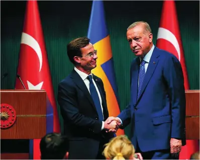  ?? ?? El primer ministro sueco, Ulf Kristersso­n, y el presidente turco, Recep Tayyip Erdogan, ayer en Ankara