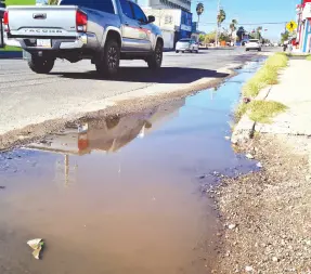  ?? ?? l Tuberías de más de seis décadas de antigüedad, así como la basura que se arroja a la red, es lo que ha generado fugas de drenaje como la de la imagen, ubicada en Calle 7 y Reforma.