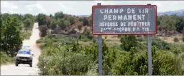  ?? (Photo Philippe Arnassan) ?? Dans le camp, des troupeaux paissent au Grand plan, touché par l’incendie.