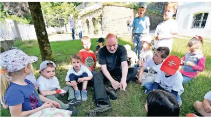  ?? FOTO: JÜRGEN MOLL ?? Bei „Remscheid brummt“entstand an der Kindertage­sstätte an der Lüttringha­user Straße eine Wildblumen­wiese, ein Beispiel für nachhaltig­e Bildung.