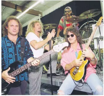  ?? AP ?? UNIÓN. Michael Anthony, Sammy Hagar, Alex Van Halen y Eddie Van Halen en 1993, en una de las etapas más exitosas del cuarteto de rock.