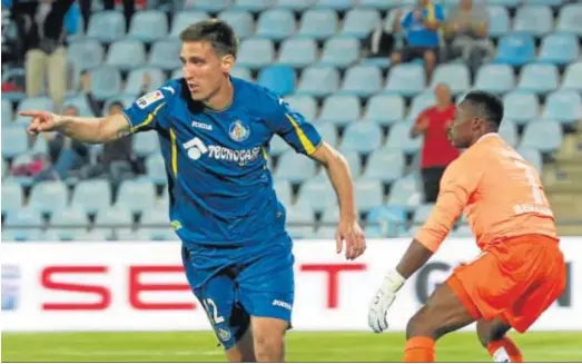  ?? EFE ?? Stefan Scepovic logra su primer gol con la camiseta del Getafe ante el Málaga con Carlos Kameni bajo palos.